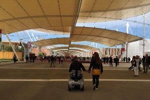 Disabili DOC – Genny Mobility – Paolo Badano percorre, mano nella mano, il lungo viale dell'Expo 2015