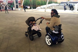 Disabili DOC – Genny Mobility – Paolo Badano spinge un passeggino