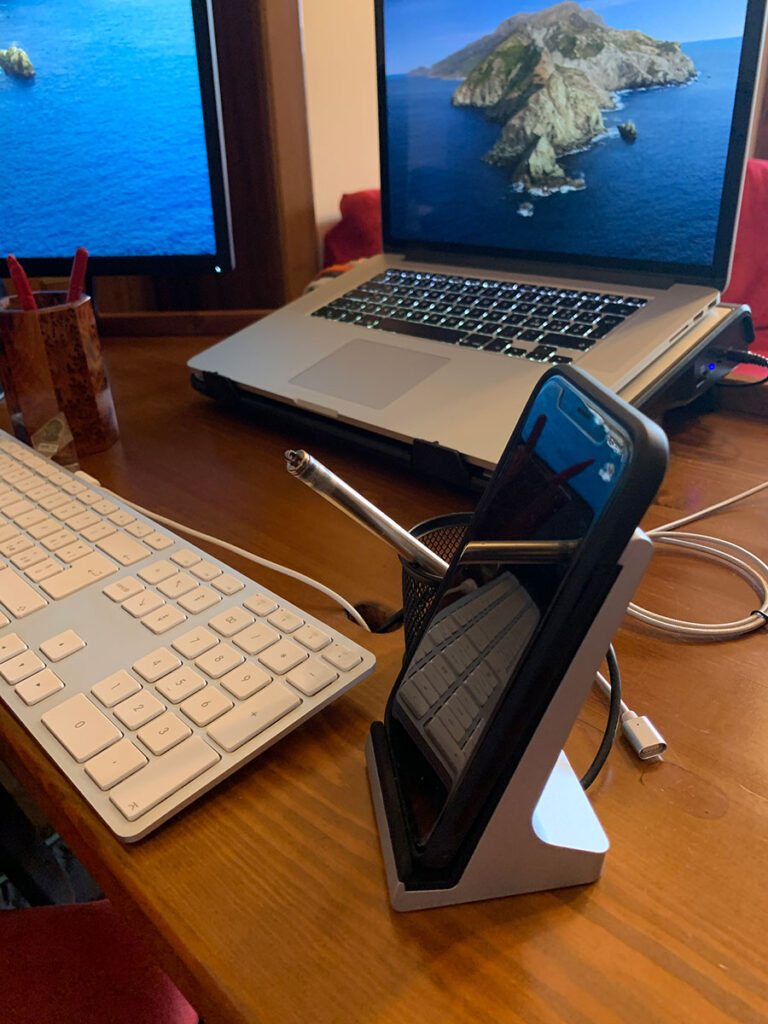 Disabili DOC – Dettaglio del D-Setup, vista della postazione di lavoro con, in primo piano, iPhone X è la tastiera splendida Matias