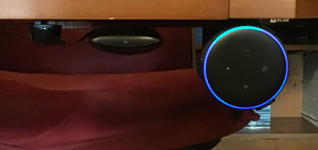 Disabili DOC – L'immagine mostra dove è stato ricollocato l'Echo Dot che ora si trova sotto la scrivania – fronte salotto – accanto al BroadLink RM4 Pro che a sua volta è affiancato da un emettitore di raggi IR estensione dell'Hub Wi-Fi dell'Harmony Elite