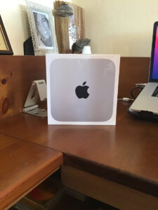 Disabili DOC – L'immagine mostra il Mac mini M1 del 2020 ancora nella confezione