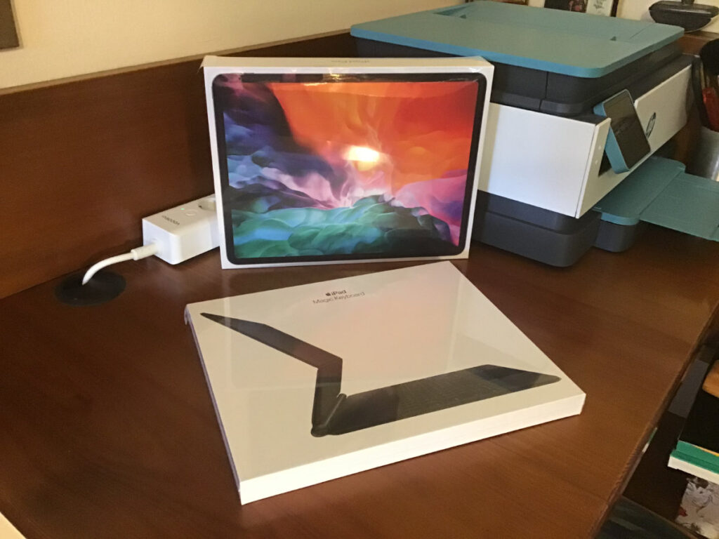 Disabili DOC – L'immagine mostra l'iPad Pro 12,9" 2020 e la Magic Keyboard prima dello spacchettamento