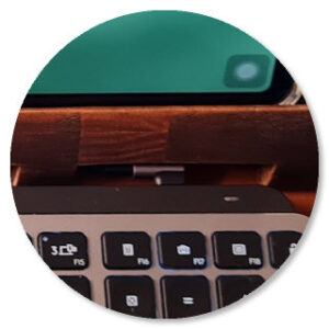 Disabili DOC – Dettaglio del “portico passacavi” del KeyPhonePad, notate il cavo USB-C a pipa che alimenta la MX Keys for Mac di Logitech